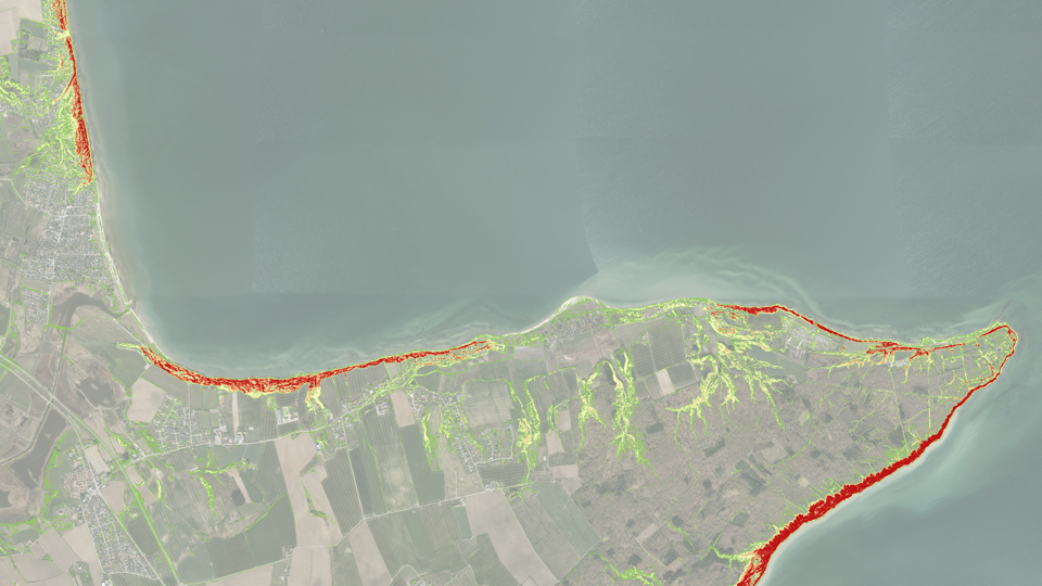 The map shows the risk of landslides in an area around Trelde Klint by Vejle Fjord 